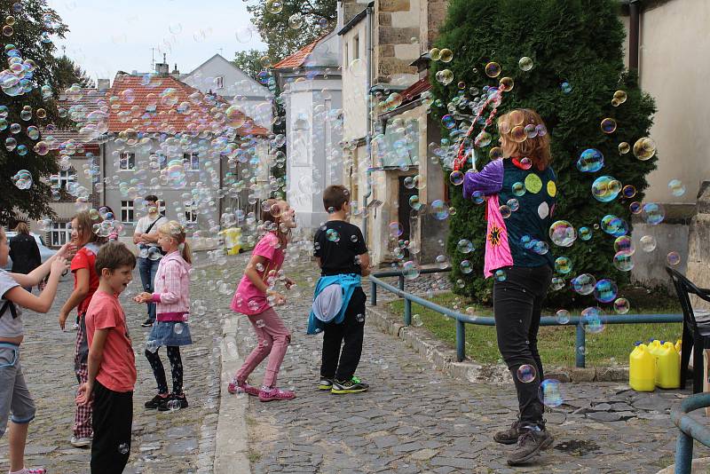 Mariánská pouť v Benešově nad Ploučnicí oživila okolí kostela.