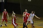 DERBY. Basketbalisté Varnsdorfu (v bílém) doma porazili Děčín.