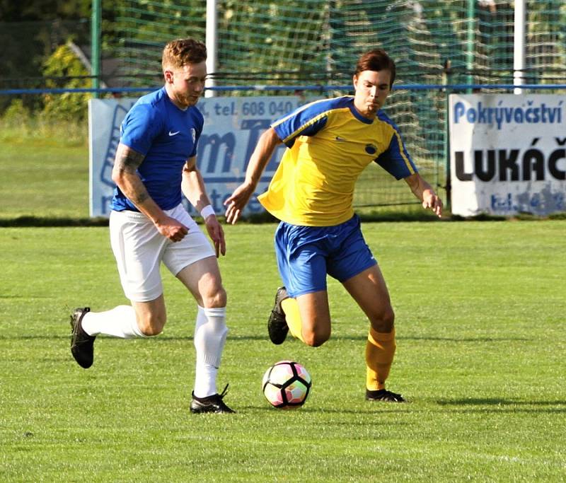 VÝHRA. Šluknov (v modrém) doma porazil Klášterec 3:1.