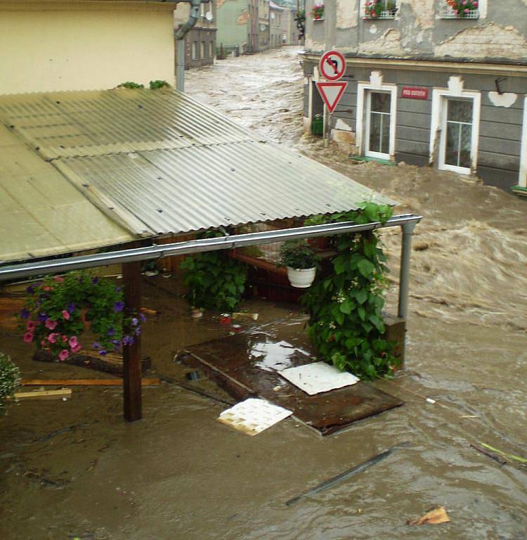 Žižkova ulice v Benešově nad Ploučnicí během červencových bleskových povodní