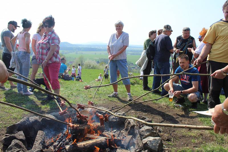 Vášniví turisté zahájili sezonu v národním parku několikakilometrovým výletem.