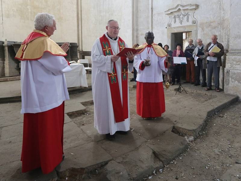 Do kostela sv. Václava  si v pondělí odpoledne našlo cestu na mši svatou několik desítek lidí.