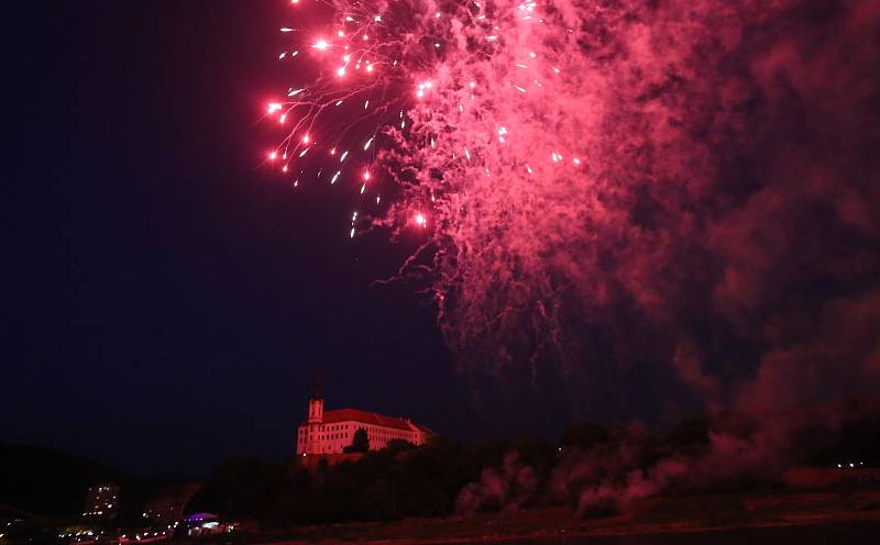 Děčínské slavnosti 2018 začaly velkolepým ohňostrojem.