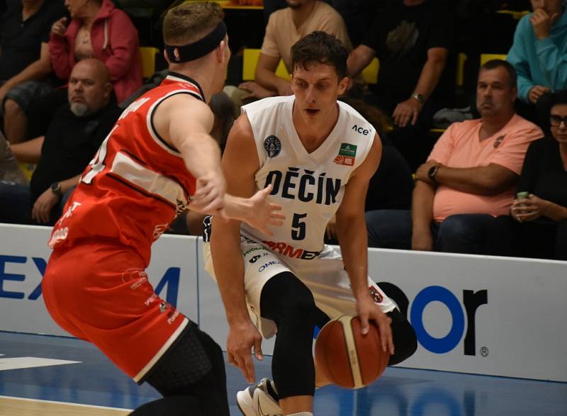 Děčínští basketbalisté doma porazili Pardubice.