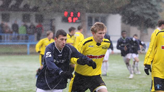 BEZ BODU. Junior (ve žlutém později vyloučený Stach) prohrál 2:3 v Proboštově.