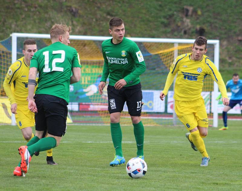 FOTBALISTÉ VARNSDORFU (ve žlutém dresu) přivítali doma Sokolov.