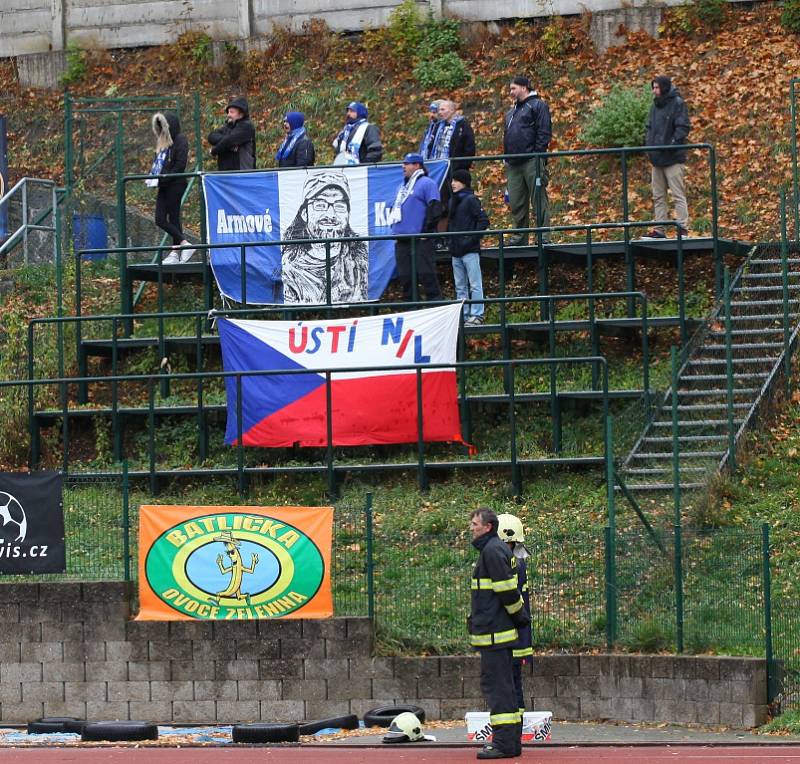 DERBY. Fotbalisté Varnsdorfu (v modrém) doma porazili Ústí nad Labem 1:0.