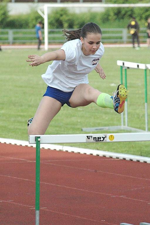 DĚČÍNSKÝ ATLETICKÝ OVÁL hostil první kolo krajského přeboru mužů a žen.