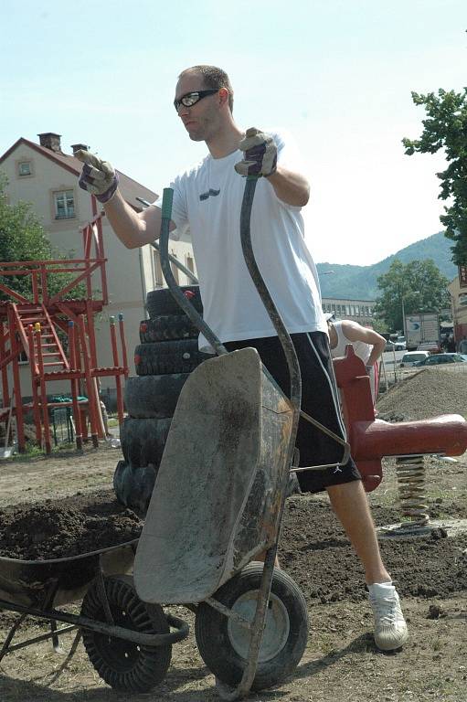 DOBRÁ VĚC. Takhle se makalo na dětském hřišti u Kocandy.