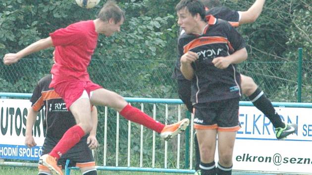 SOUBOJ O ČELO III. třídy vyzněl pro Březiny (v červeném), které porazily Bynovec 6:0.