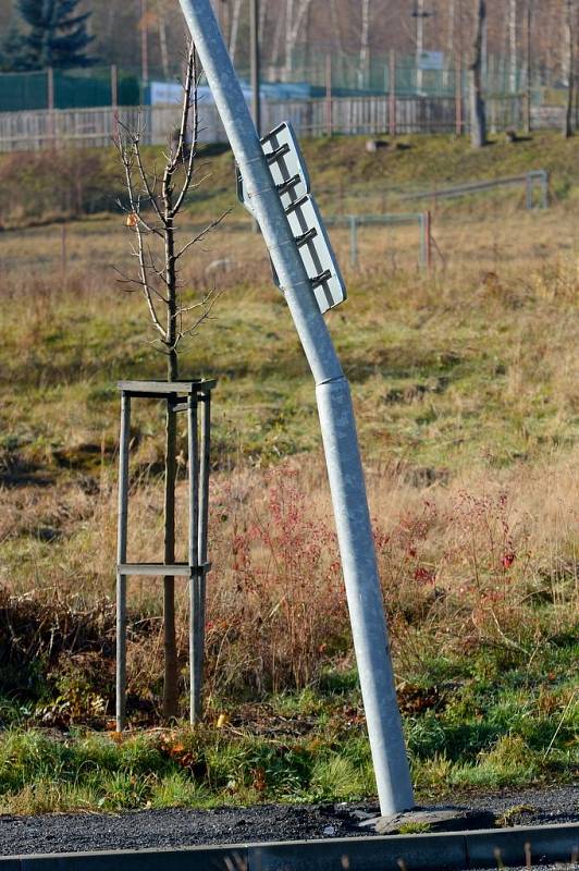 Řidiči, kteří projíždějí po kruhovém objezdu u Jiřetína pod Jedlovou si musí dávat pozor.