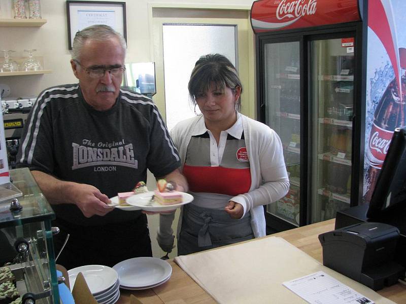 DLOUHODOBĚ nezaměstnaní lidé našli práci v nové kavárně – cukrárně v Děčíně na Starém Městě.