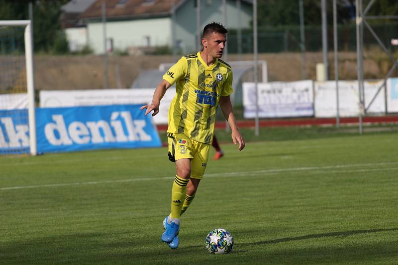 REMÍZA. Fotbalisté Varnsdorf (ve žlutých dresech) doma remizovali s Třincem 2:2.