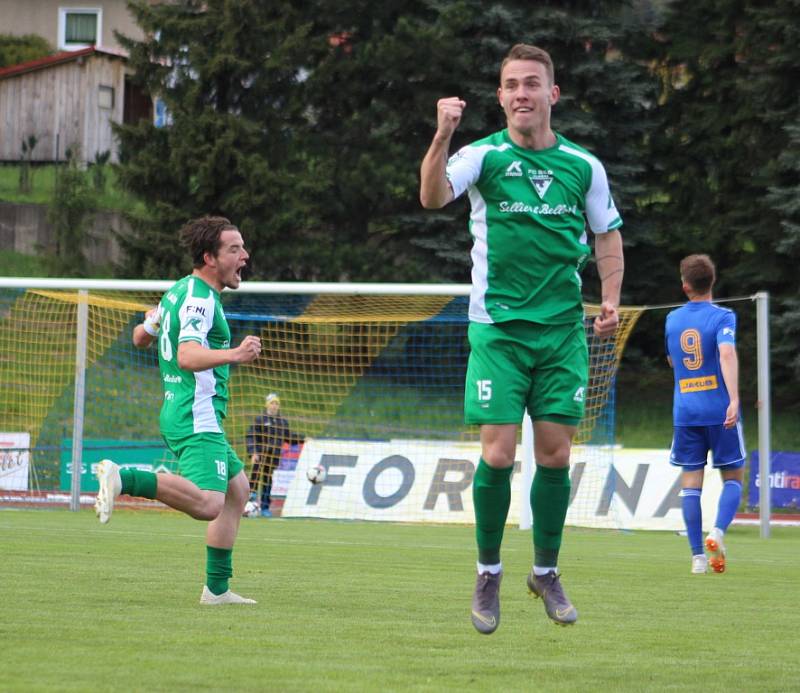 DALŠÍ PORÁŽKA. Fotbalisté Varnsdorfu (v modrém) doma prohráli s Vlašimí 0:2.