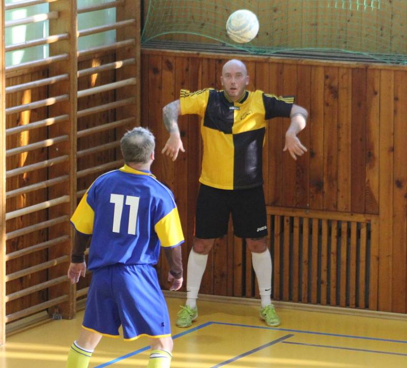 JDE SE DO FINÁLE. V tomto utkání porazili hráči Tenis Proboštov (v modrém) děčínské RAFany 4:3.