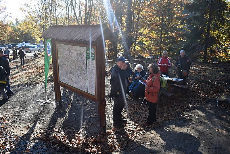 Turisté si dali sraz u nové lávky na Šébru, měli tam cíl hvězdicového pochodu.