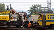 Muž, který vylezl na stožár s trolejemi, zastavit dopravu na železničním koridoru do Německa.