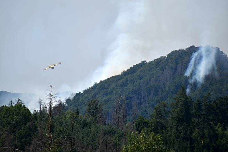 Do boje s lesním požárem v Českém Švýcarsku se zapojila italská letadla Canadair.