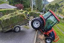 V Prostředním Žlebu skončil traktor mimo silnici. Vyprostit ho museli hasiči.
