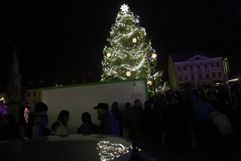 Ve Šluknově vánoční strom již svítí.