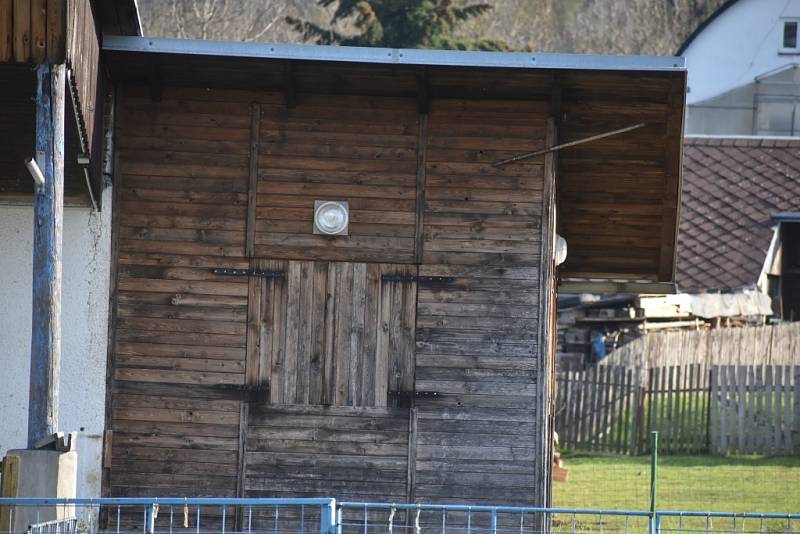 Současná podoba fotbalového hřiště ve Valkeřicích. Okresní fotbal se tady naposledy hrál v létě 2016.