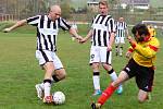 ZABRALI. Fotbalisté Horního Podluží (v pruhovaném) porazili Soběchleby 4:0.