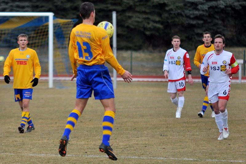 FOTBALISTÉ Slovanu Varnsdorf (ve žlutém) remizovali s Vys. Jihlava 0:0.