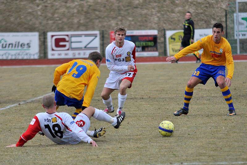 FOTBALISTÉ Slovanu Varnsdorf (ve žlutém) remizovali s Vys. Jihlava 0:0.