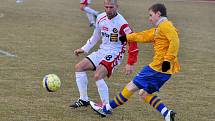 FOTBALISTÉ Slovanu Varnsdorf (ve žlutém) remizovali s Vys. Jihlava 0:0.