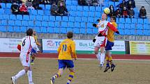 FOTBALISTÉ Slovanu Varnsdorf (ve žlutém) remizovali s Vys. Jihlava 0:0.