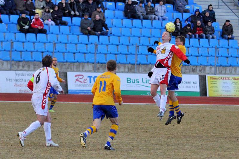 FOTBALISTÉ Slovanu Varnsdorf (ve žlutém) remizovali s Vys. Jihlava 0:0.