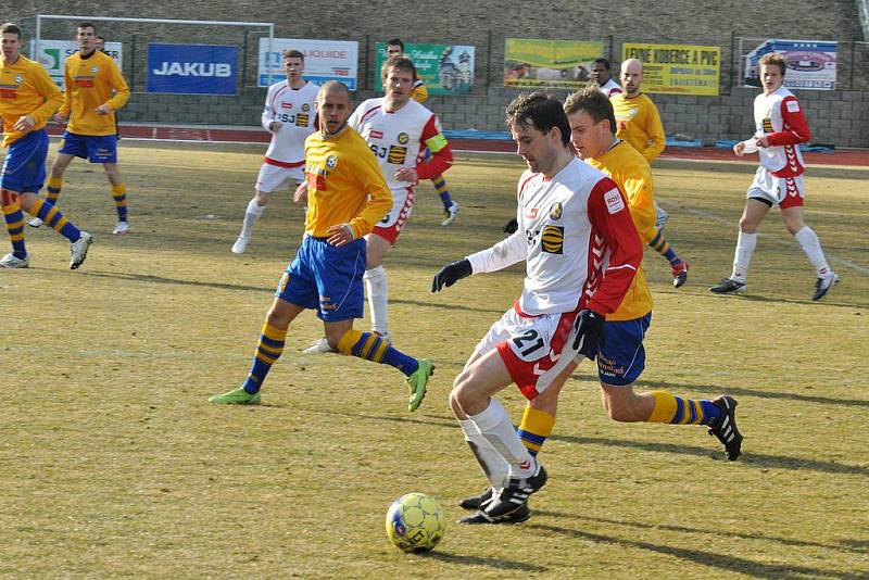 FOTBALISTÉ Slovanu Varnsdorf (ve žlutém) remizovali s Vys. Jihlava 0:0.