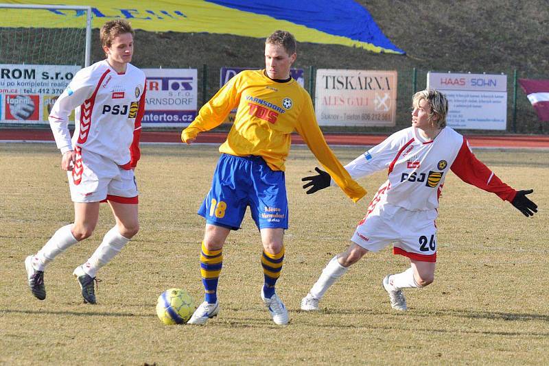 FOTBALISTÉ Slovanu Varnsdorf (ve žlutém) remizovali s Vys. Jihlava 0:0.