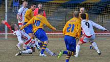 FOTBALISTÉ Slovanu Varnsdorf (ve žlutém) remizovali s Vys. Jihlava 0:0.