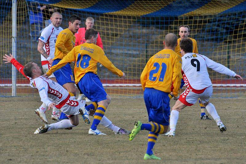 FOTBALISTÉ Slovanu Varnsdorf (ve žlutém) remizovali s Vys. Jihlava 0:0.