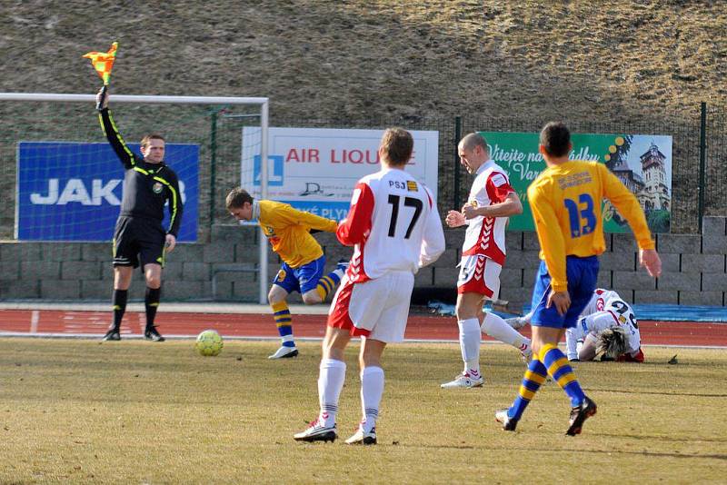 FOTBALISTÉ Slovanu Varnsdorf (ve žlutém) remizovali s Vys. Jihlava 0:0.