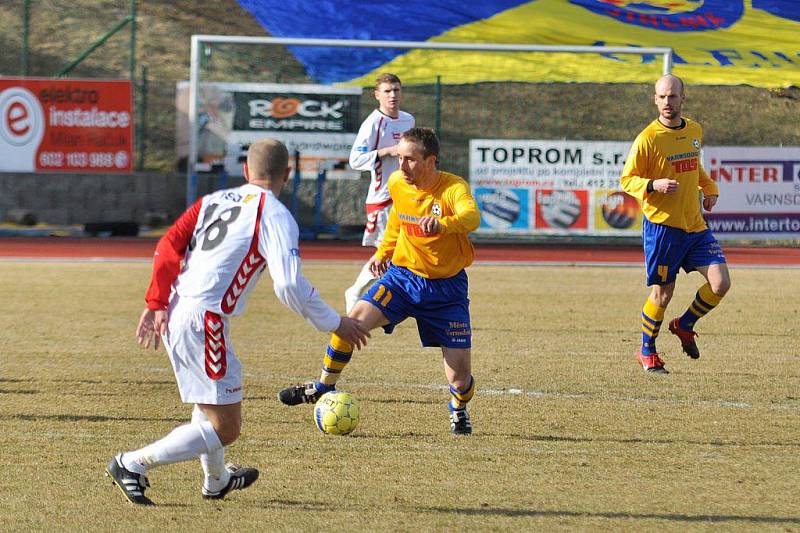 FOTBALISTÉ Slovanu Varnsdorf (ve žlutém) remizovali s Vys. Jihlava 0:0.