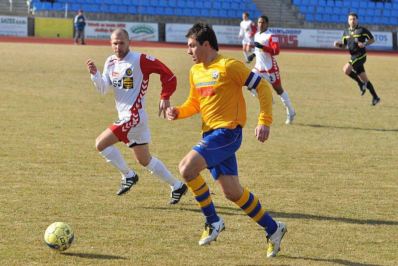FOTBALISTÉ Slovanu Varnsdorf (ve žlutém) remizovali s Vys. Jihlava 0:0.