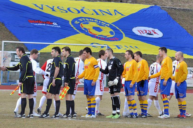 FOTBALISTÉ Slovanu Varnsdorf (ve žlutém) remizovali s Vys. Jihlava 0:0.