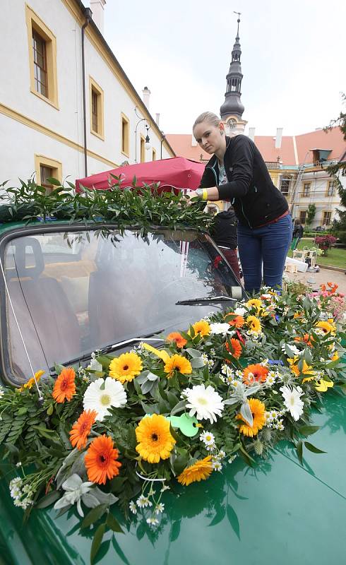 Letošní mezinárodní floristická soutěž Děčínská kotva nalákala diváky na zámecké nádvoří. Soutěžící zdobili květinami auta a motocykly.