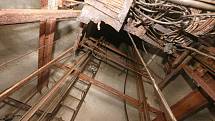 Z původního výtahu v Pastýřské stěně dnes zbyla jen hromada třísek a reznoucích zbytků kovové konstrukce.