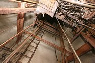 Z původního výtahu v Pastýřské stěně dnes zbyla jen hromada třísek a reznoucích zbytků kovové konstrukce.