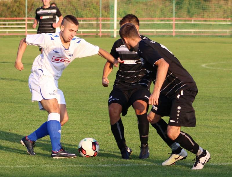 TŘI BODY. Fotbalisté Junioru Děčín (v bílém) porazili Oldřichov 2:1.