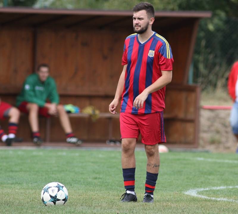 PORÁŽKA. Jiříkov (v modrém) doma padl s Hostovicemi 0:1.