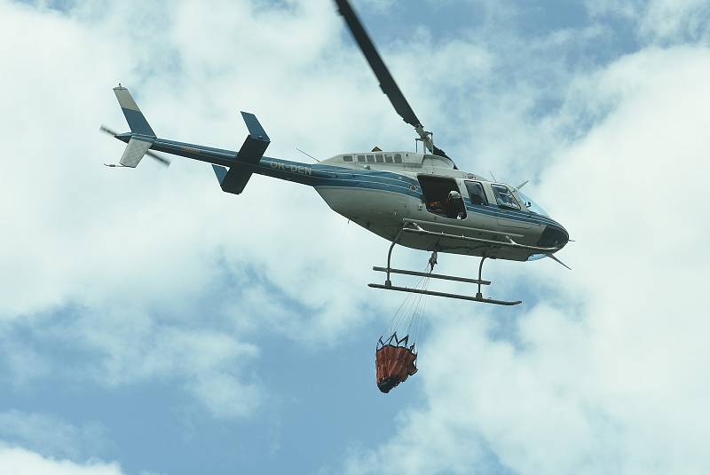 S hašením požáru pomáhají letadla a vrtulníky. Čtvrtek 28. července.