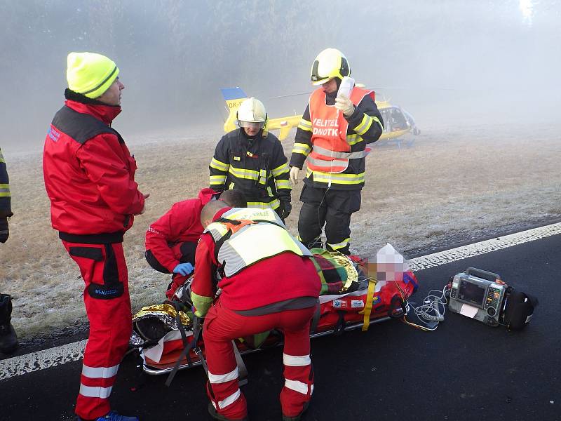 U dopravní nehody na Valdeku zasahoval vrtulník.