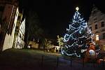 Vánoční strom v Benešově nad Ploučnicí.
