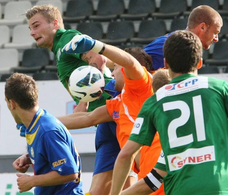 BRAVO! Fotbalisté Varnsdorfu (v modrém) vyhráli 2:1 v Jablonci.