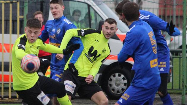 Fotbalisté Varnsdorfu (v modrém) porazili 2:1 Ústí nad Labem.