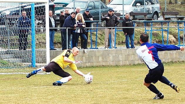 LÍDR ZTRATIL. Fotbalisté České Kamenice (v modrobílém) jen remizovali v Chuderove 1:1.